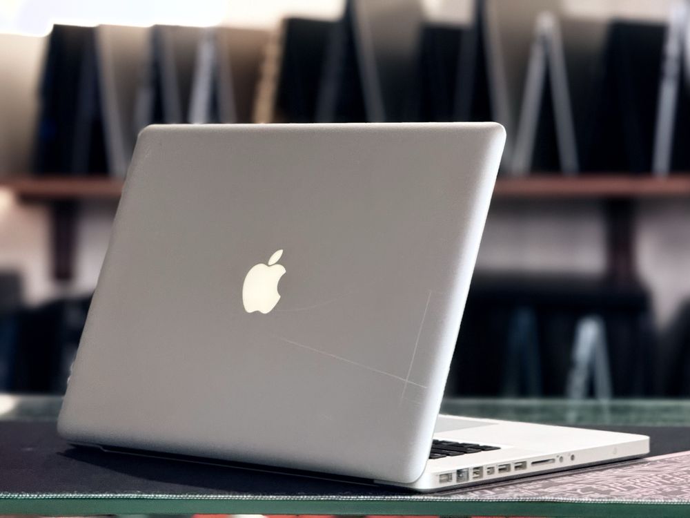 Macbook Pro intel core i7 8/740GB yaxshi holatda