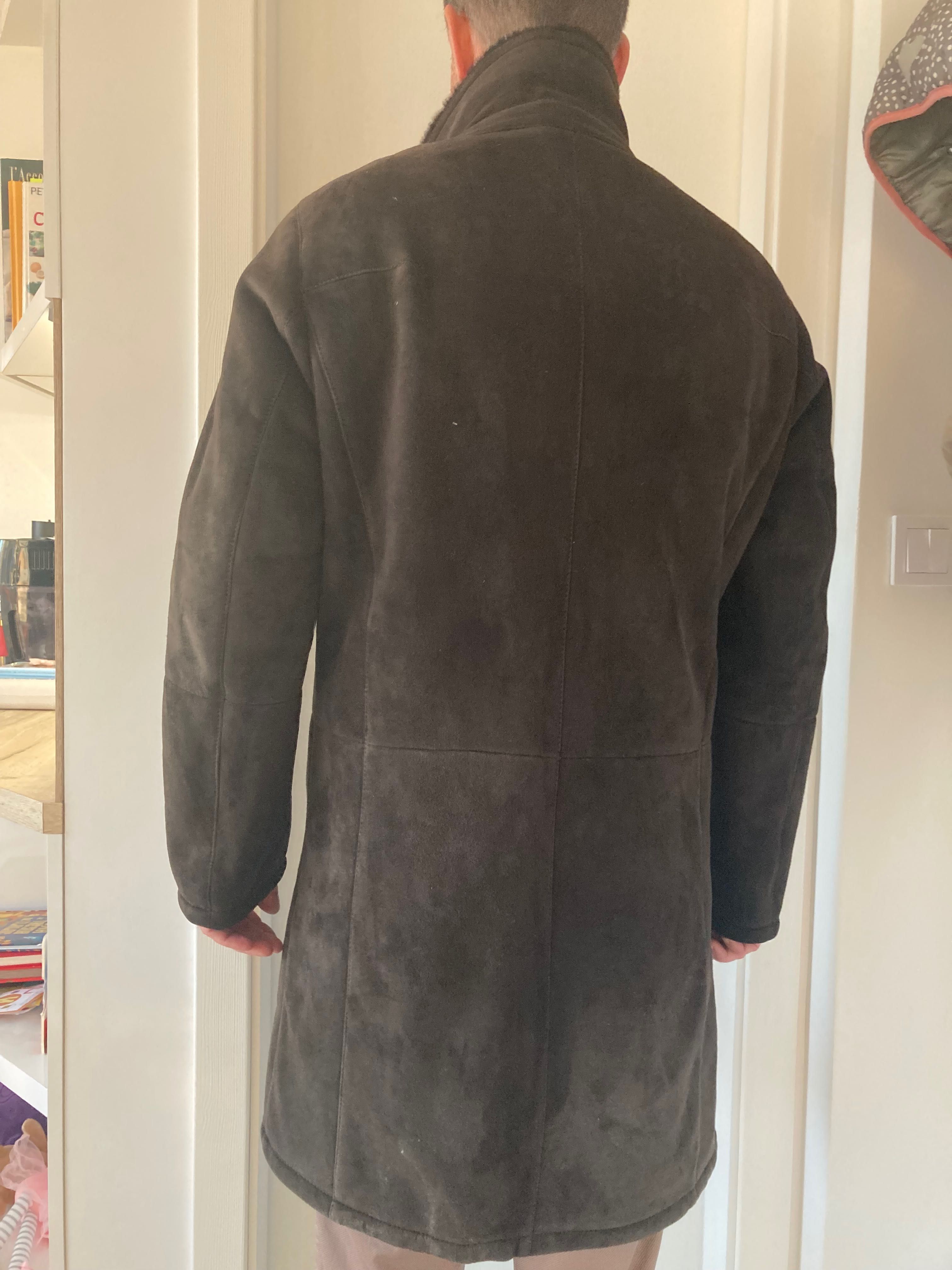 Палтото KONEN от еластична и лека агнешка кожа