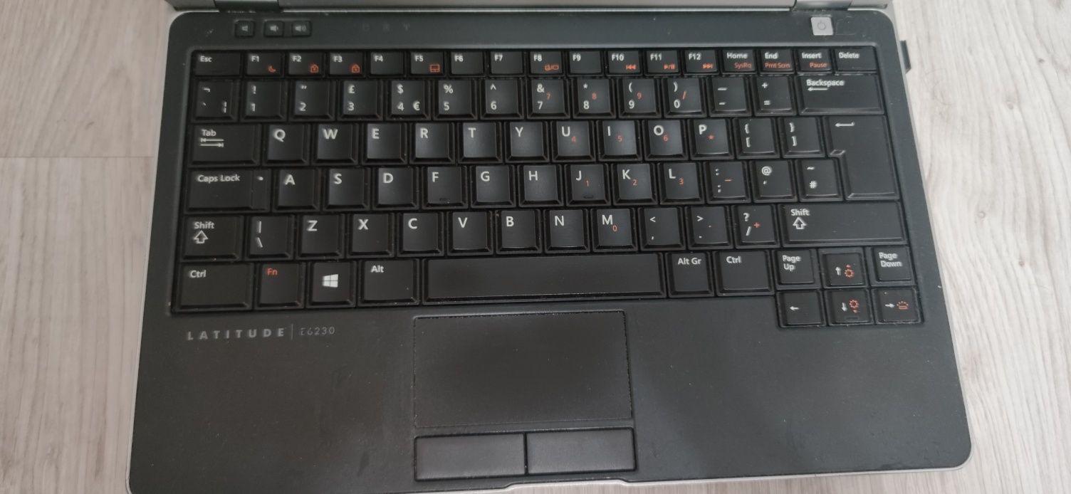 Лаптоп Dell latitude отлично работещ на ТОП ЦЕНА