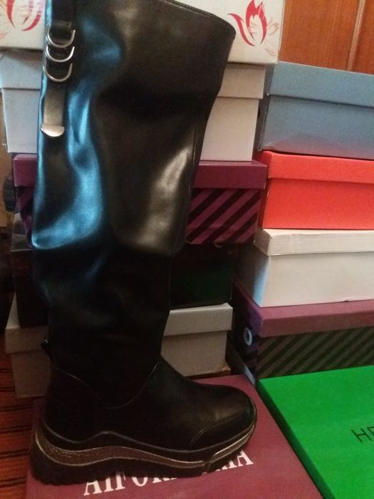 Продаются сапоги.