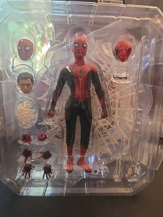 Mezco One:12 Spider man Far From Home exclusive екшън фигура