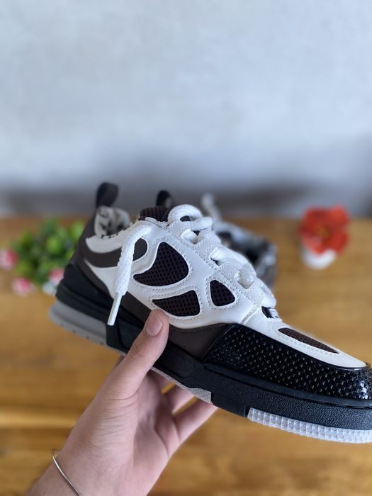LV Skate black and white