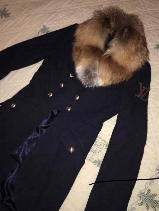 Palto ayollarniki b/u 36 razmer Louis vuitton
