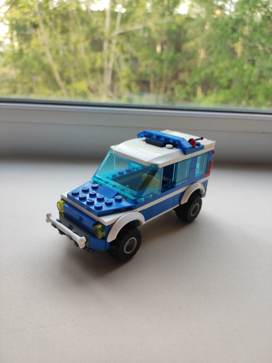 Продам оригинальный Лего набор полицейский участок.