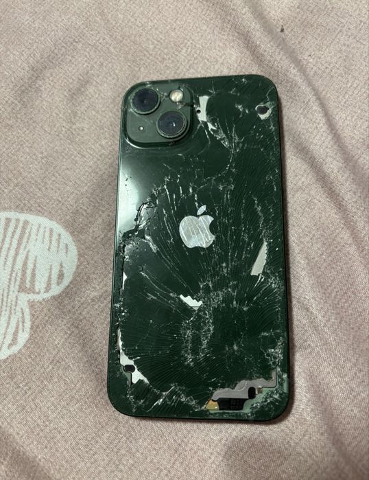 Vand iphone 13 spart pe spate are un pix mort in fata