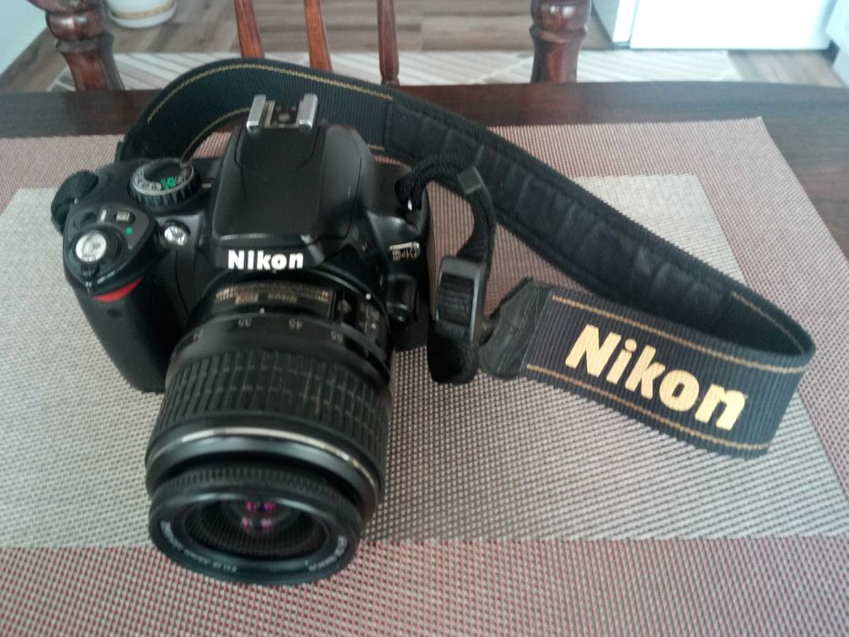 Продавам Nikon D40.Възможен коментар по цената.