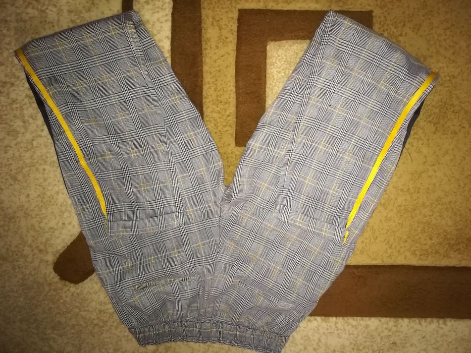 Bantaloni Bershka marimea XS, impecabili