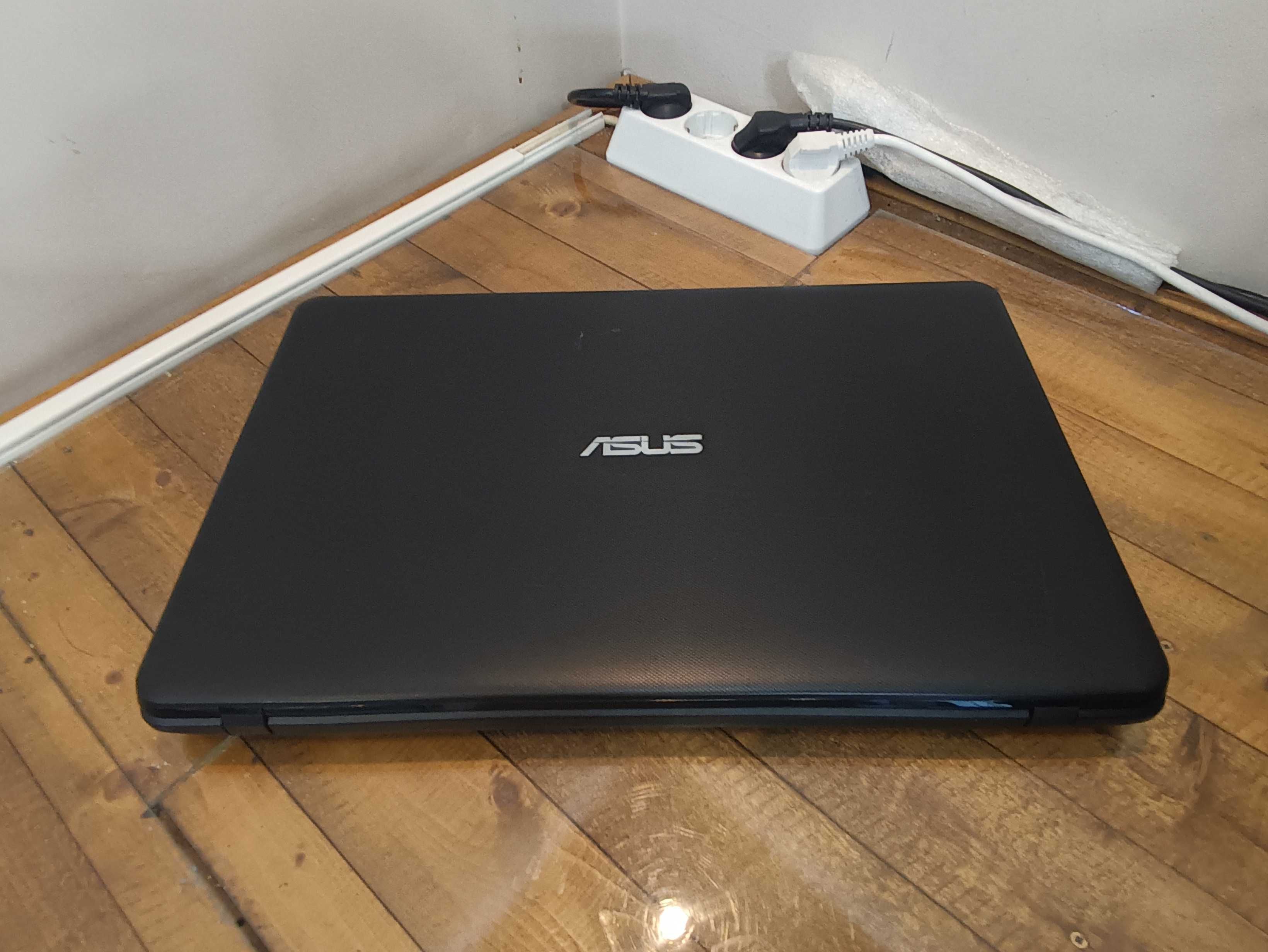 Лаптоп Asus R752L - i3 4030U 2GB Видео