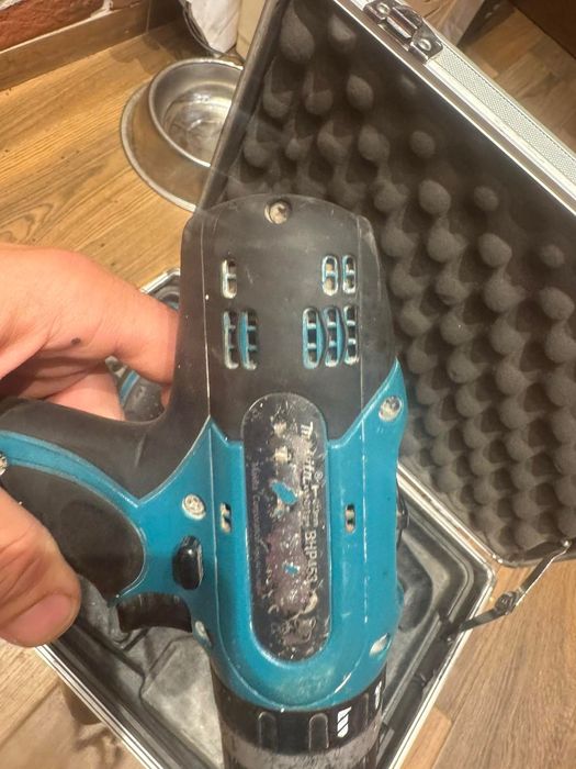 винтоверт Makita с батерия и зарядно.