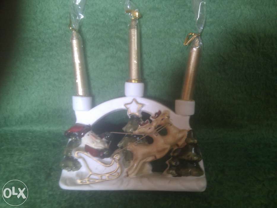 suport ceramic cu trei lumanar.Elemente de sticlă de de decor.