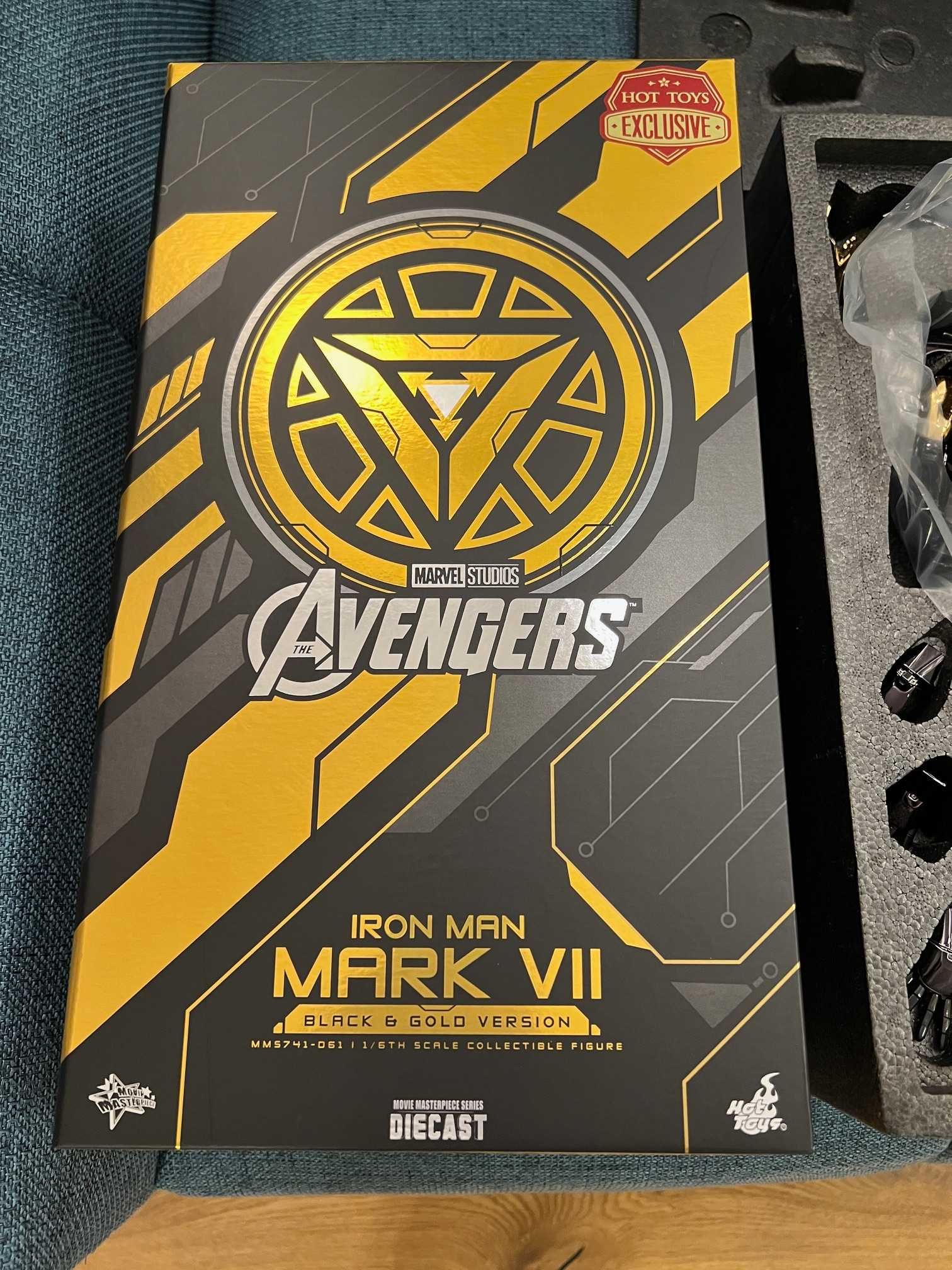Figurina Hot Toys Iron Man Mark VII - (Black and Gold Version)