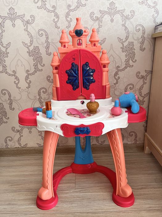Детский игрушечный туалетный столик для макияжа