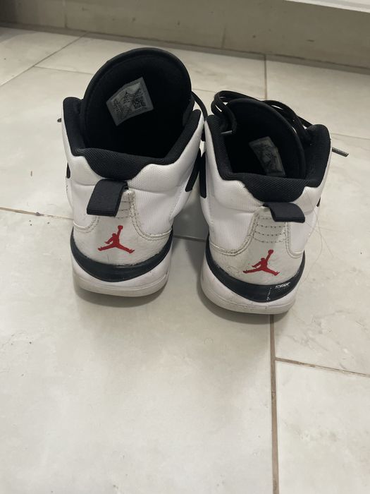 Vand urgent papuci jordan(sunt doar murdari)