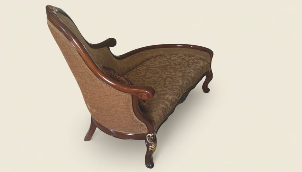 Софа из чистого дерева с жаккардовой обшивкой.