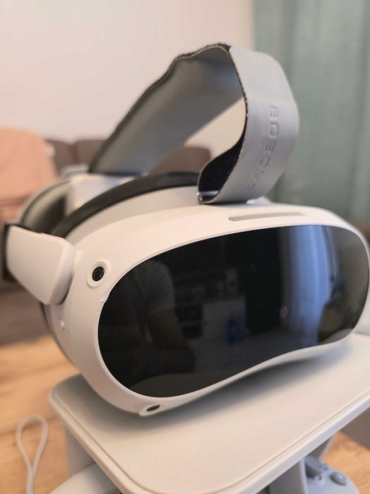 Set ochelari VR Pico 4 + bobovr kit cu 2 baterii externe + trackers