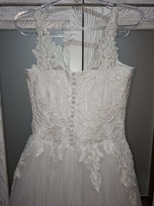 Vând rochie de mireasa+ crinolina 3 cercuri