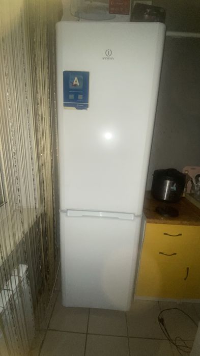 Продам холодильник с морозильной камерой