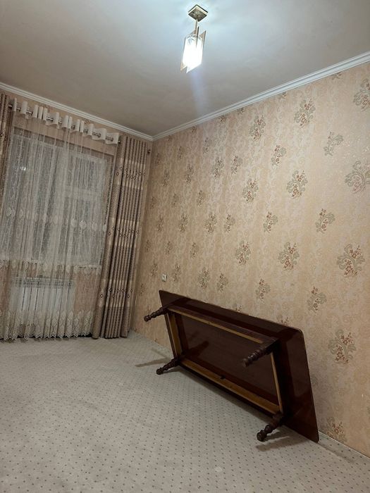 Сотилади 
2 хона 2 каватда
Урта подез 
4 каватли дом
Газ. Свет. Сув. О