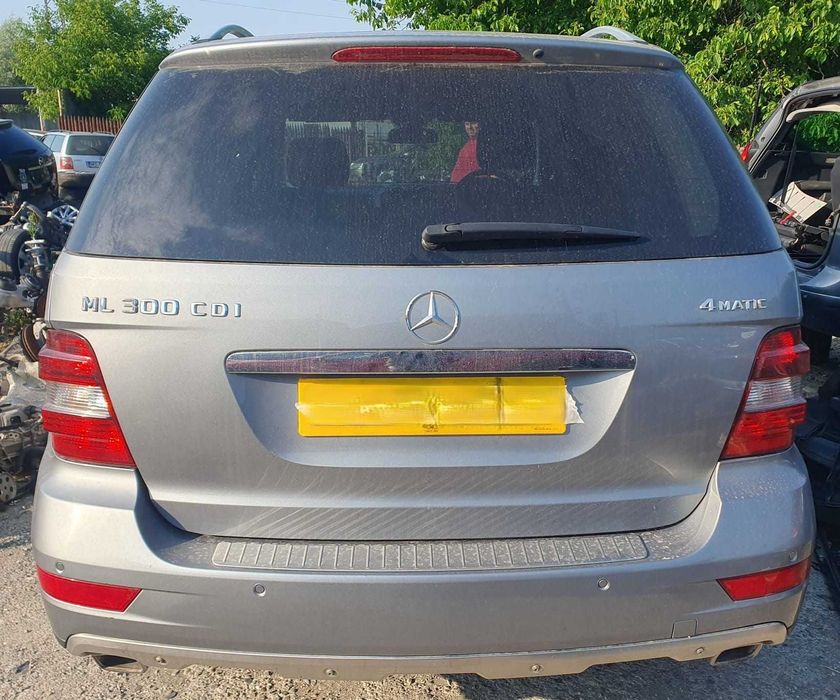 Dezmembrez Mercedes Benz ML 300 W164 Sport 3.0CDI BLUE-CY A 4x4 2010