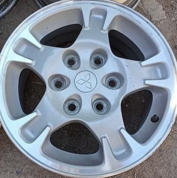 Продам диски с шинами оригинал на Паджеро