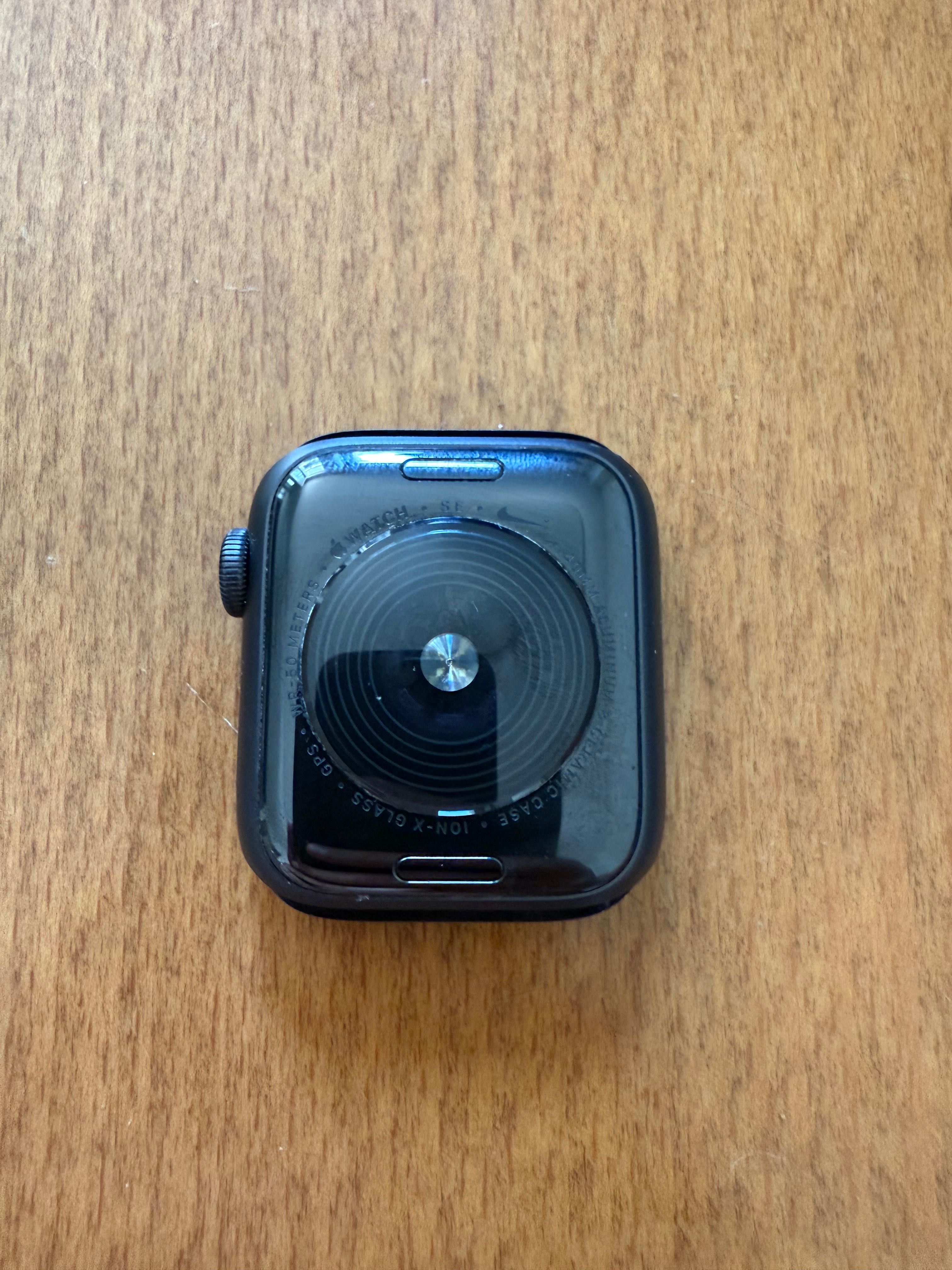 Apple Watch Nike SE 40 мм отлично състояние.