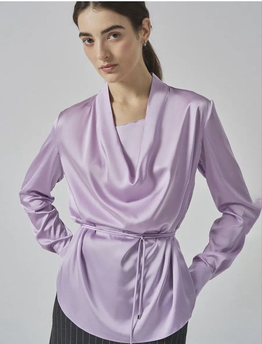 Атласная сиреневая блузка