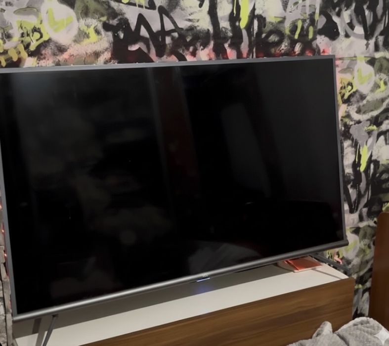 телевизор TCL на половину рабочий