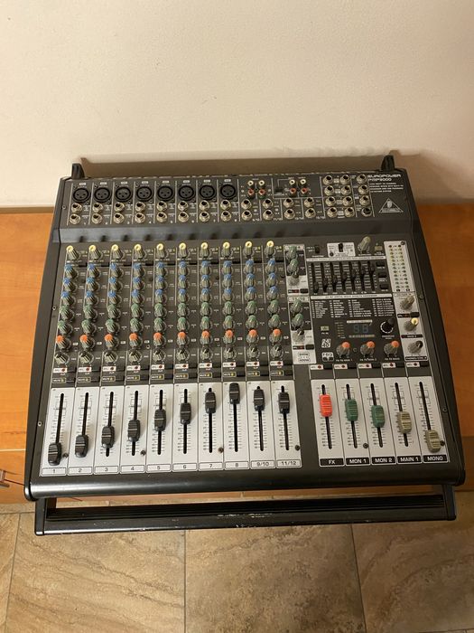 Mixer Behringer Europower PMP3000 + stativ K&M (sau schimb]