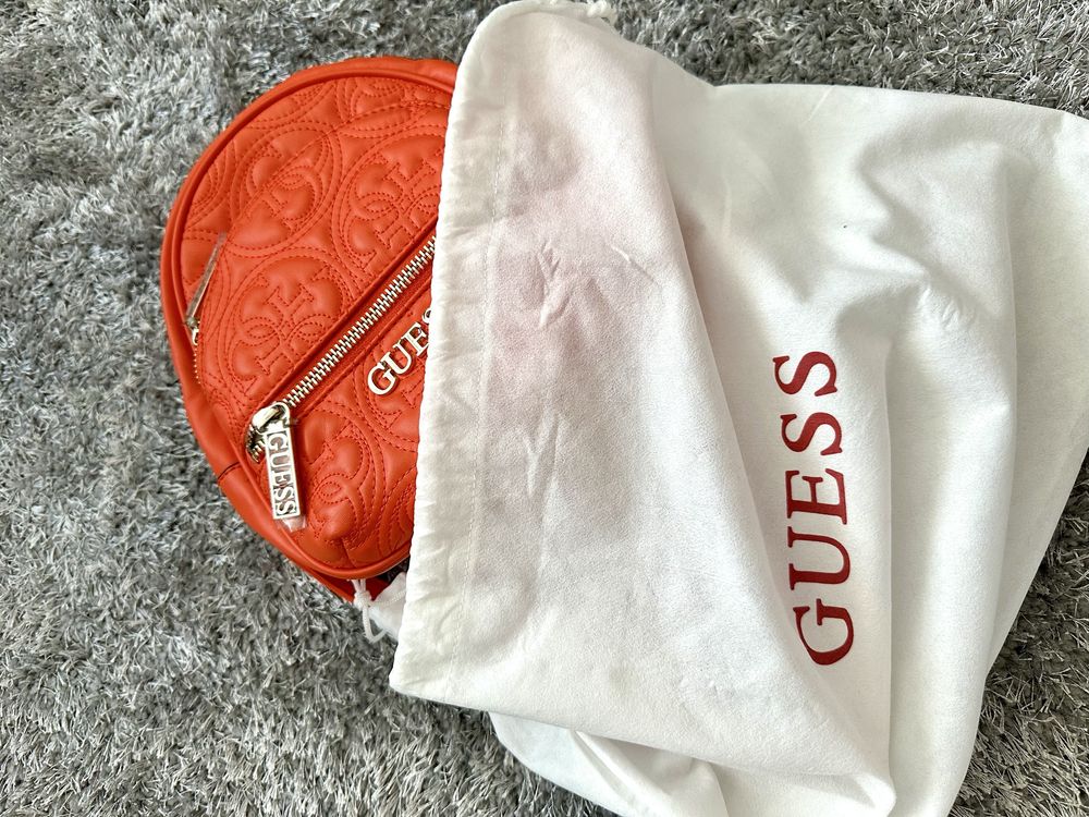 Кожена раничка Guess