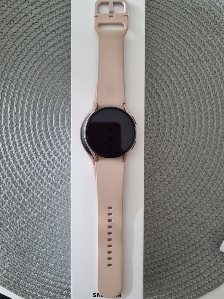 Смарт часавник Samsung GALAXY WATCH 4 еSIM