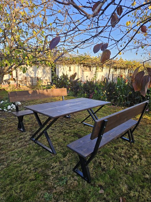 Ръчно изработена масивна маса с две пейки