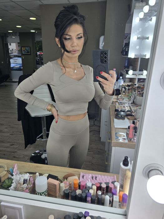 Невероятно качествен спортен екип , комплект блуза с клин