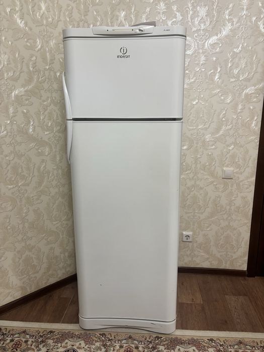 Продам холодильник indesit