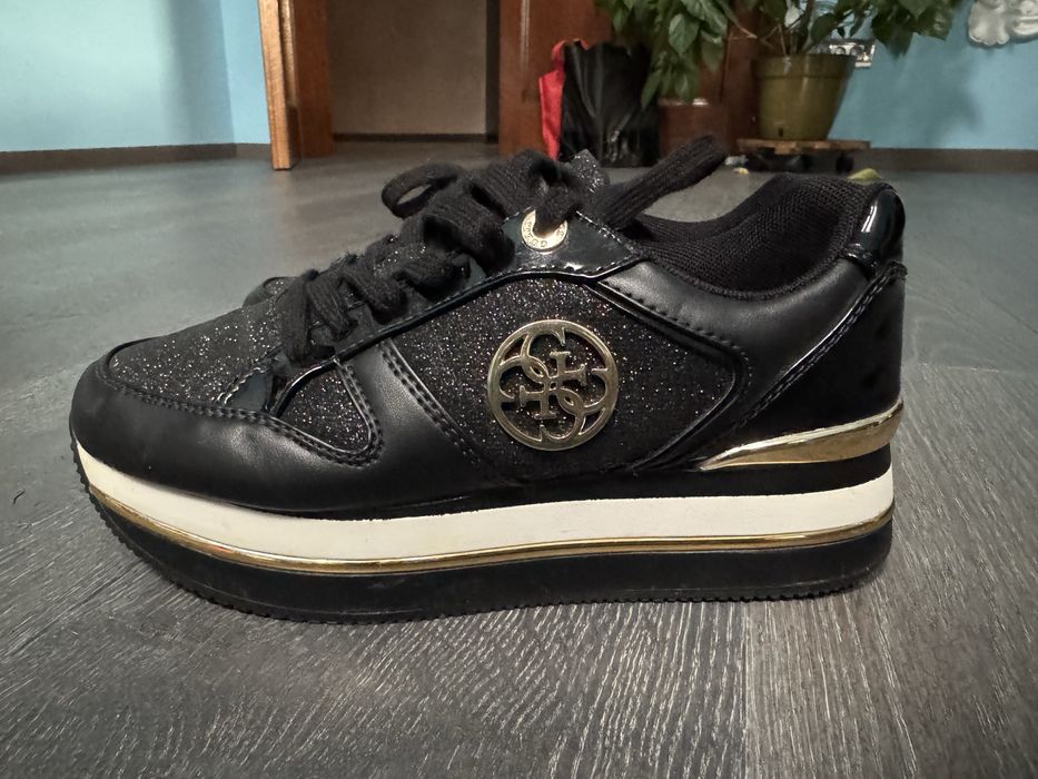 Adidași Guess – negri cu detalii aurii și sclipici, eleganți și comozi