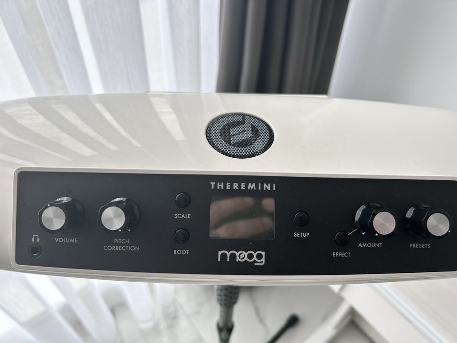 Theremin Moog Sintetizator monofonic digital (NOU)