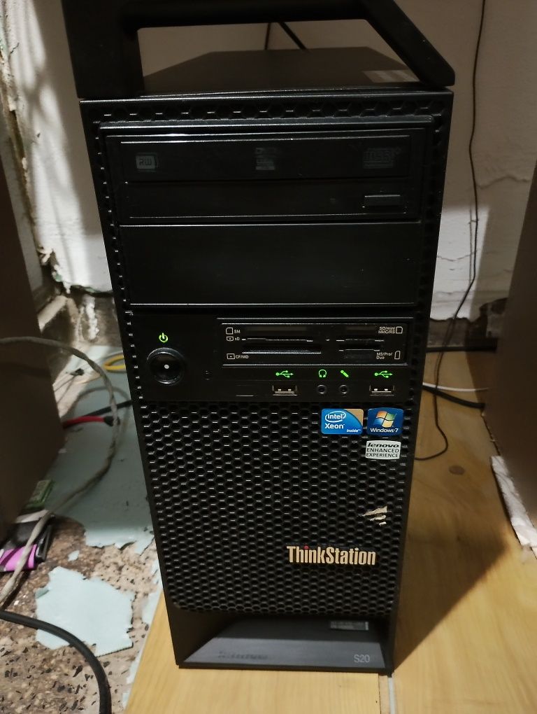продавам  работна станция Lenovo thinkstation S20