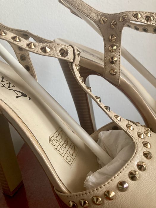 Sandale crem din piele naturala cu tinte aurii din metal