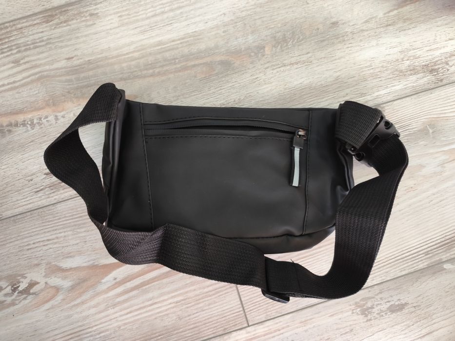 Черна спортна чантичка за кръст