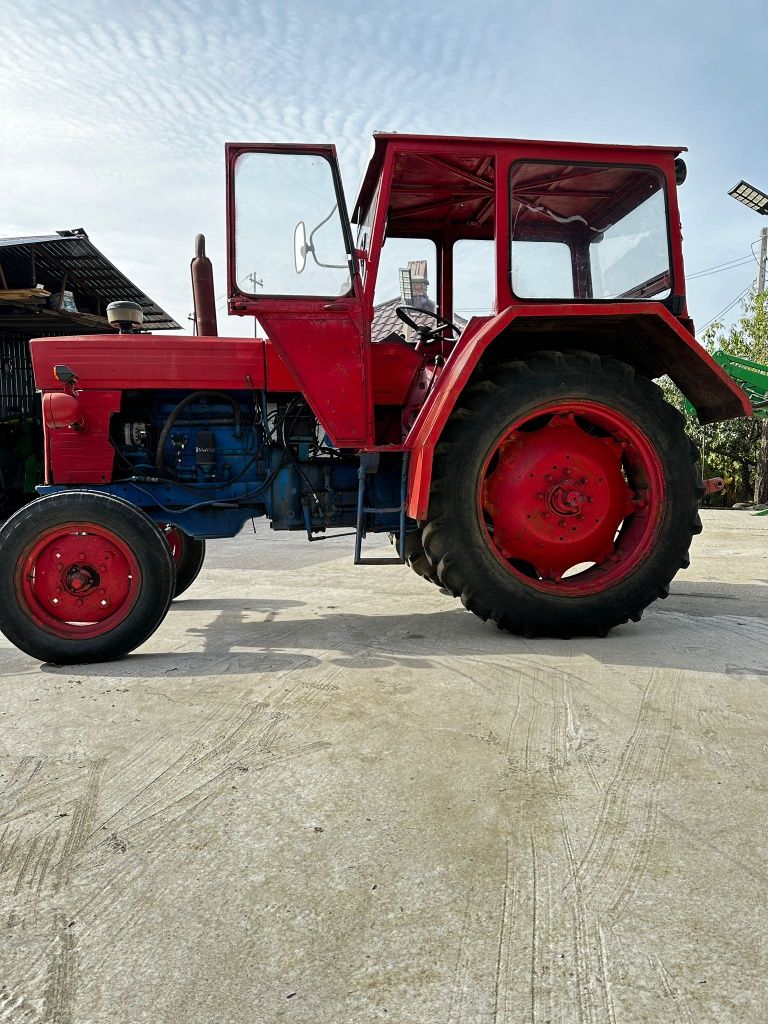 Tractor 650 rosu