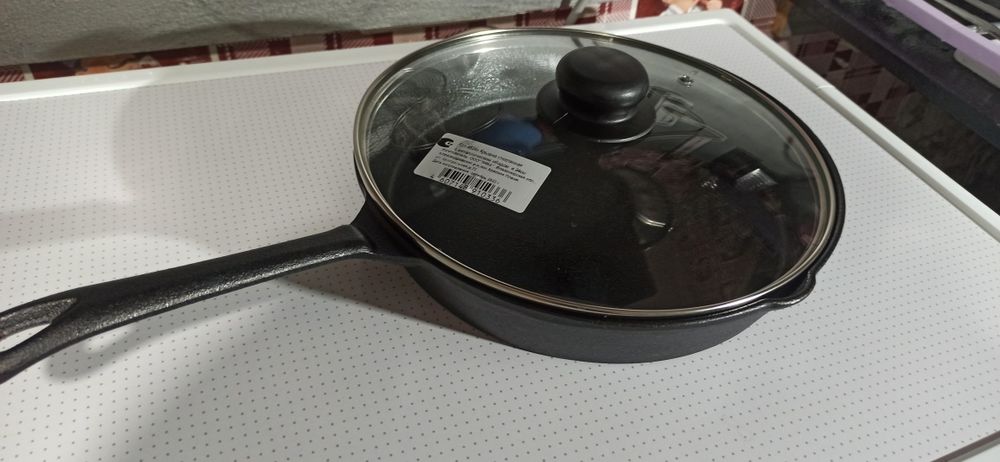 Сковородка чугунная, с крышкой.