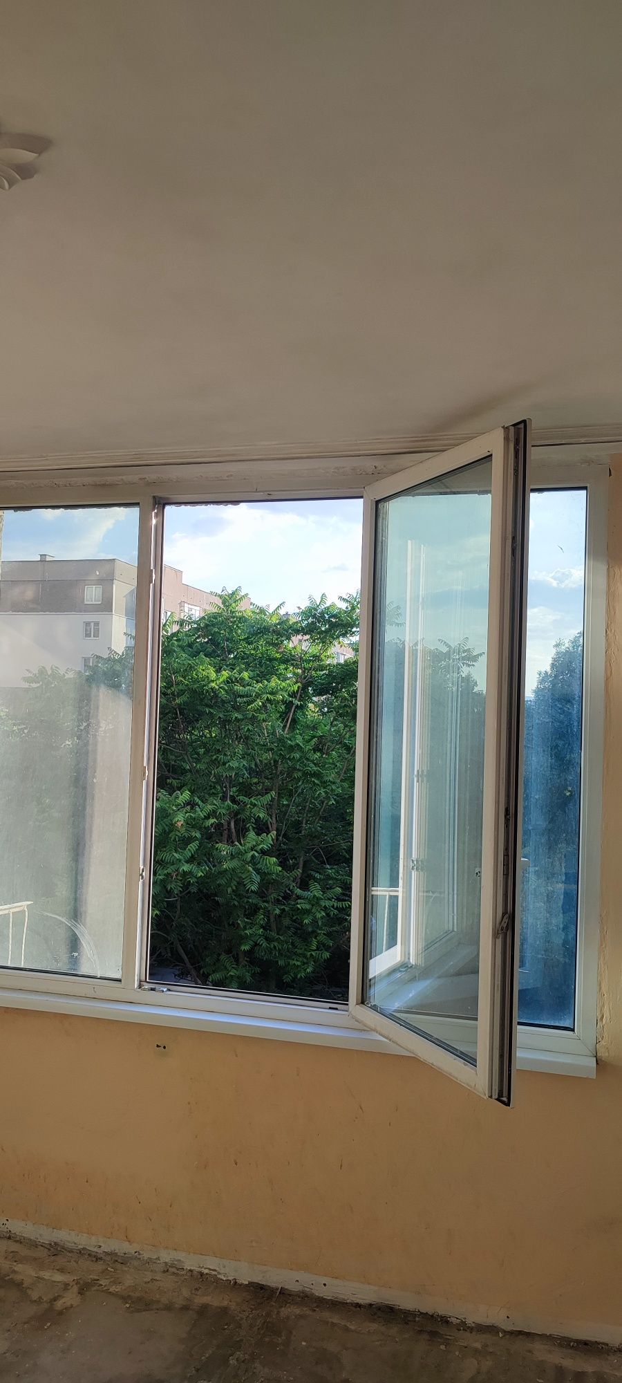 Продавам много запазени 2 броя ПВЦ-дограма-REHAU