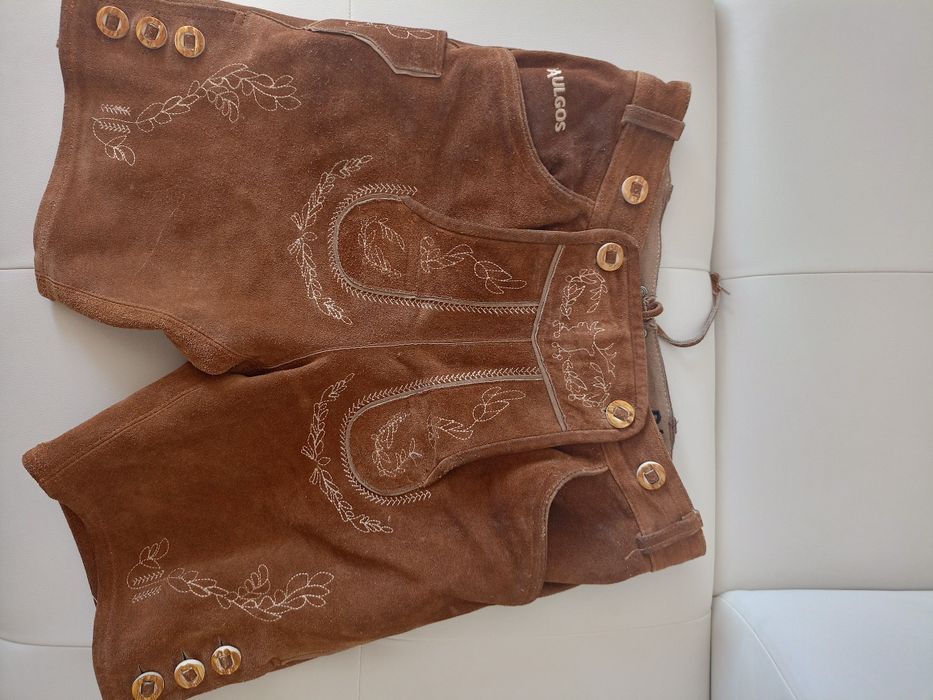 Vând pantaloni tradiționali germani din piele întoarsă, model deosebit