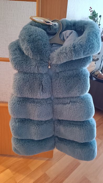 Продаю меховую жилетку на девочку, очень теплая, в отличном состоянии