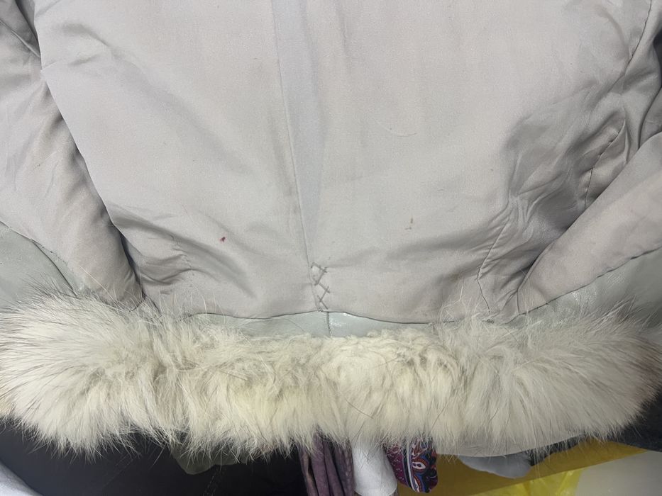 Haina blana foarte putin imbracata