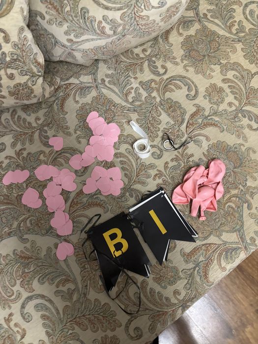 Отдам все бесплатно шарики 10 штук растяжка каробка для денег