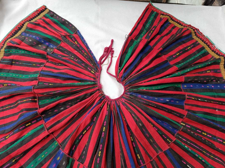 Продавам автентичен женски бръчник с украса от сърма и мъниста