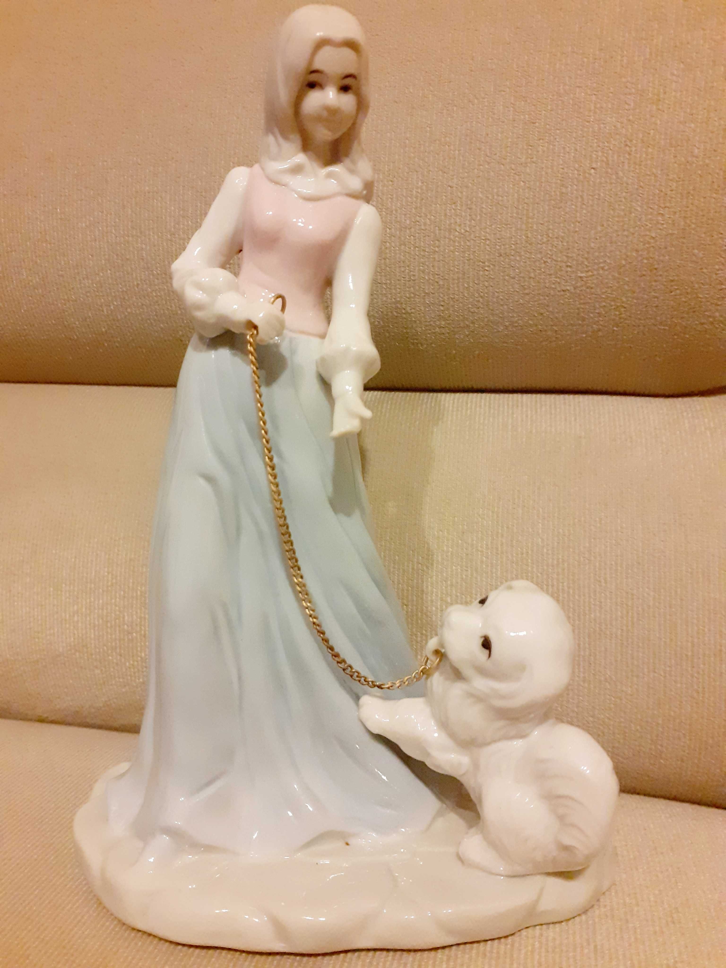 Красива порцеланова фигура "Дамата с кученцето"