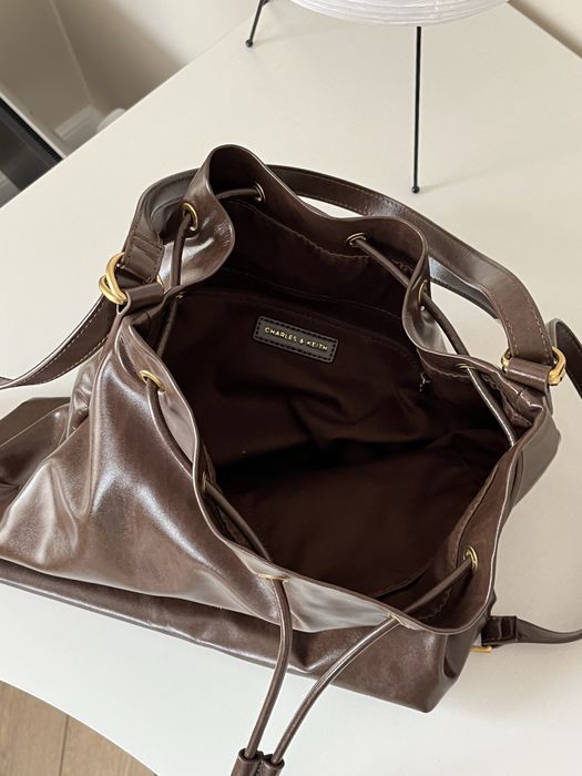 продаю сумку Charles&Keith Neva Two-Way Bucket Bag