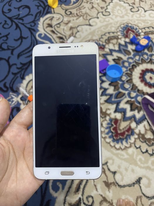 Samsung J7 телефон