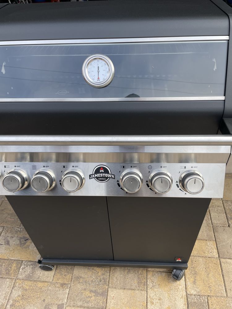 Grill pentru gratare pe gaz